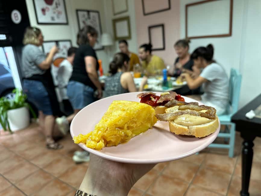 Alicante:Evening Spanish Tapas Cooking Class with Live Music - Fresh market produce with a local point of view