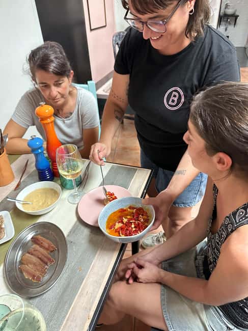 Alicante:Evening Spanish Tapas Cooking Class with Live Music - How the two-hour class works