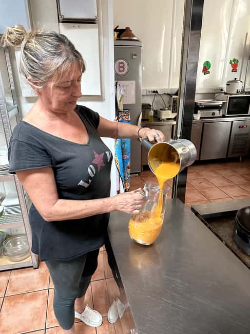Alicante:Evening Spanish Tapas Cooking Class with Live Music - Live guitar gives the meal its final note