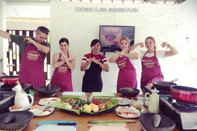 Anggrek Putih Lombok Cooking Class - Cooking with a stone pestle and mortar