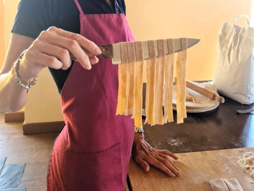 Arezzo: pasta e tiramisù cooking class organic Tuscan farm - A shared meal with organic farm wine