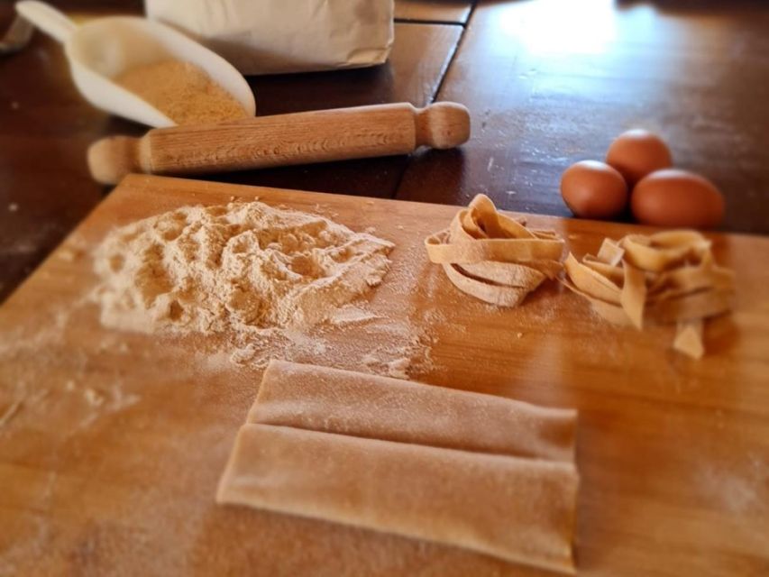 Arezzo: pasta e tiramisù cooking class organic Tuscan farm - How the small group changes the class