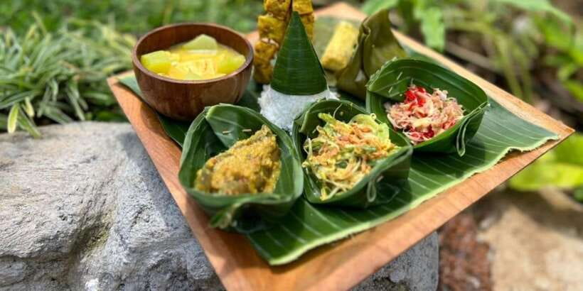 Bali: Cooking Class with Monkey Forest and Art Village Tour - Seeing a Balinese house and farm setting