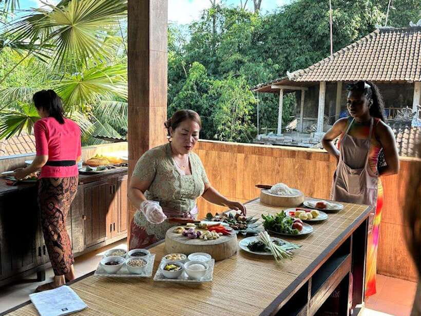 Balinese cooking class/Go shopping at the market, cook, eat - A menu that covers the Balinese home kitchen
