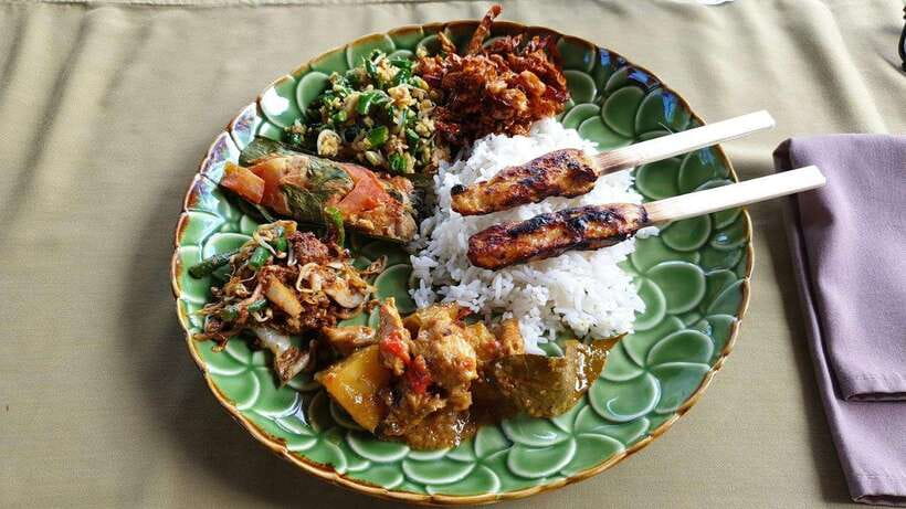 Balinese cooking class/Go shopping at the market, cook, eat - Eating what you prepared