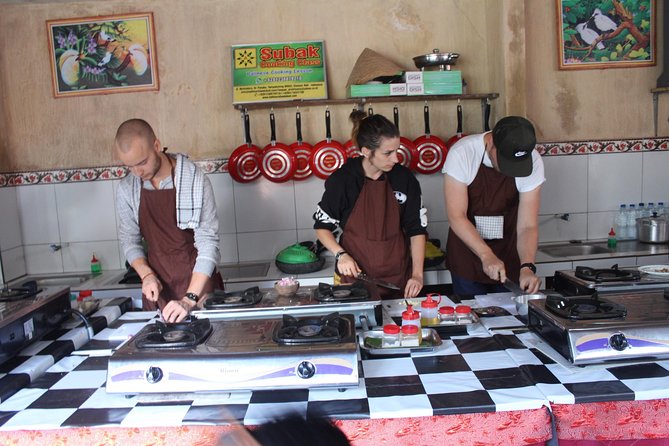 Balinese Ubud cooking school (9 Dish Cooking and Market Tour) - Rice paddies and a glimpse beyond central Ubud