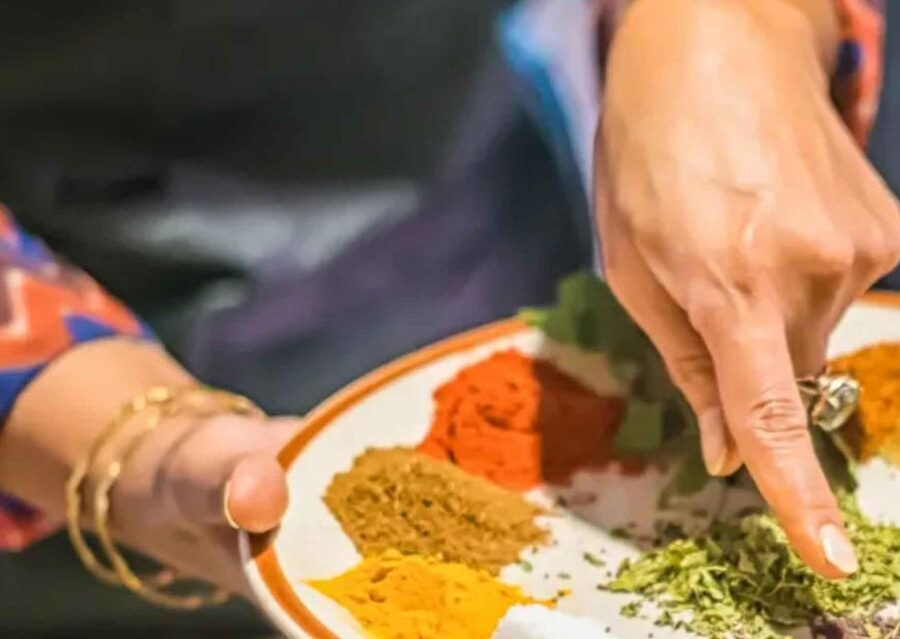 Bangalore: Traditional Cooking Classes & Dinner with Family - Conversation is part of the meal