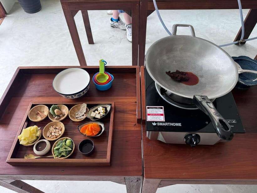 Bangkok: Cooking Class + Tuk Tuk Ride + Market Tour - A tuk tuk ride that gets you into the neighborhood