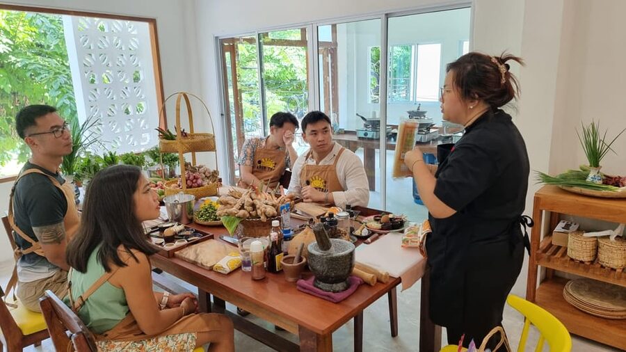 Bangkok: Cooking Class + Tuk Tuk Ride + Market Tour - The teaching style and language options