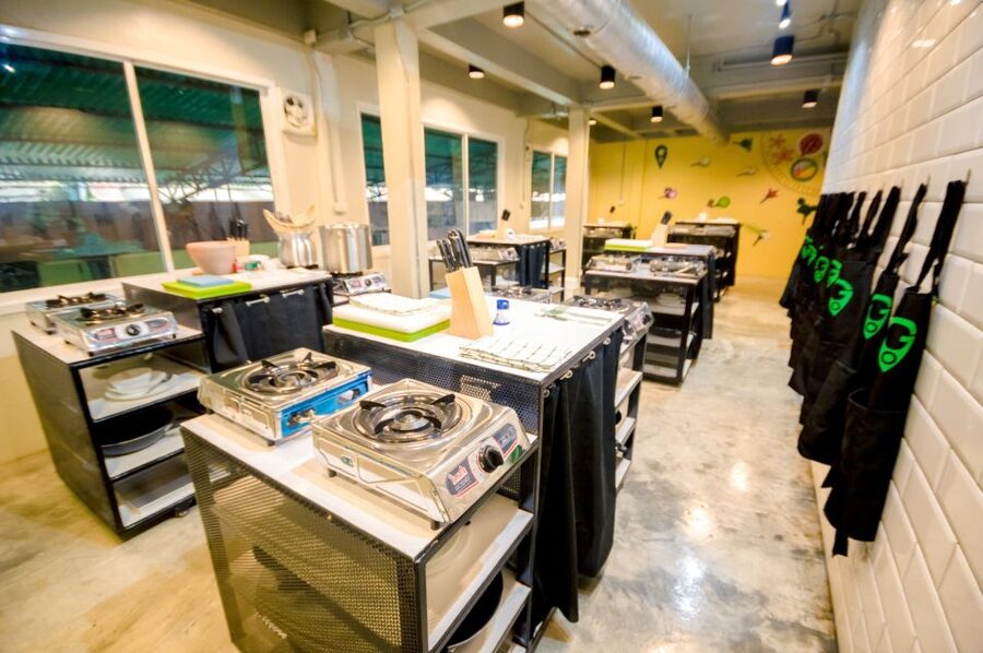 Bangkok: Half-Day Thai Cooking Class in Bangrak District - Small groups can change the whole experience