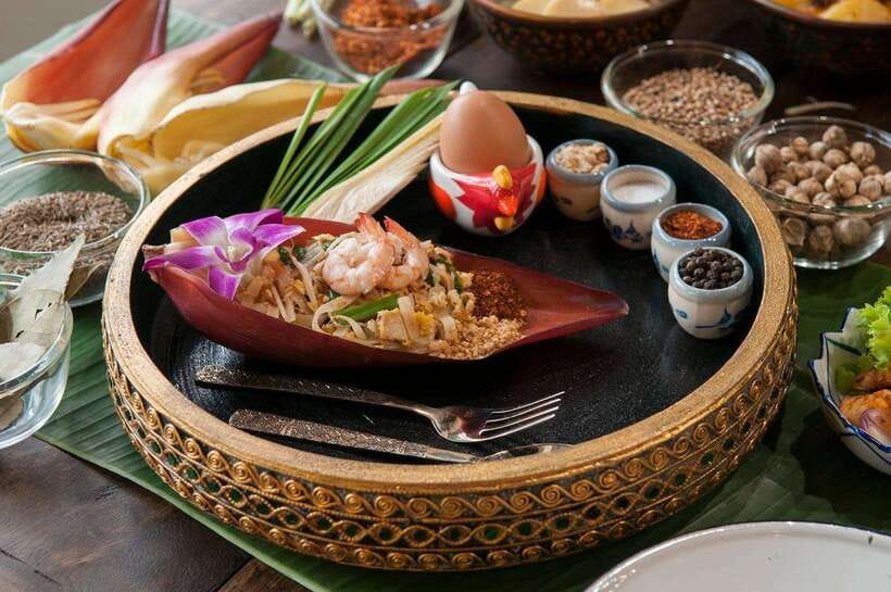 Bangkok: Hands-on Thai Cooking Class and Market Tour - The morning market walk near Asoke