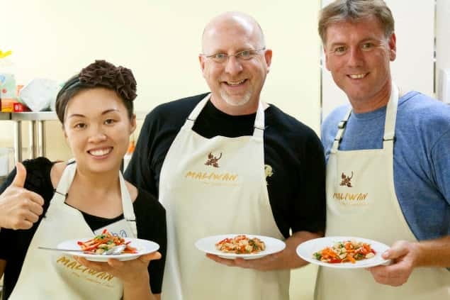 Bangkok: Maliwan Thai Cooking Class with Market Tour - Why the small group matters