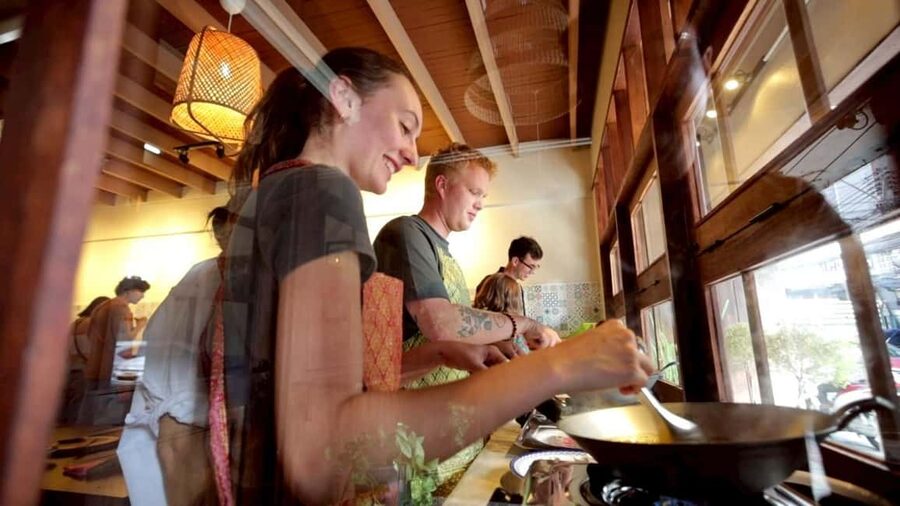 Bangkok: Thai Cooking Class With 4 Dishes & Thai Drink - Tom Yum Goong, the lesson in Thai balance