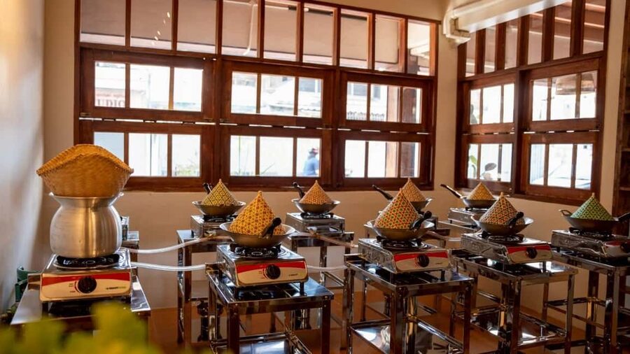 Bangkok: Thai Cooking Class With 4 Dishes & Thai Drink - A small kitchen where you actually cook