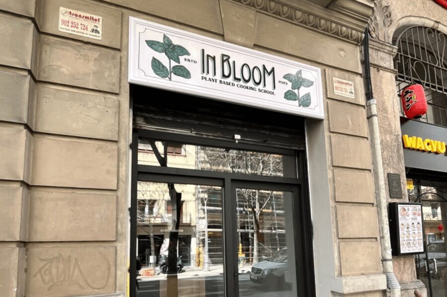 Barcelona: Catalan Cuisine cooking course 100% vegan - The social meal is part of the lesson