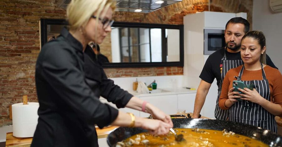 Barcelona: Seafood Paella Cooking Class & Boqueria market - Choosing seafood for a real paella