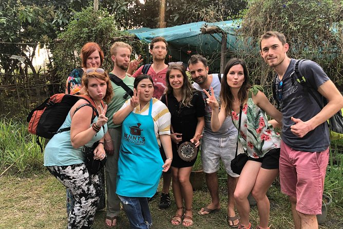 Benny's Home Cooking Chiang Mai - Making curry paste from scratch