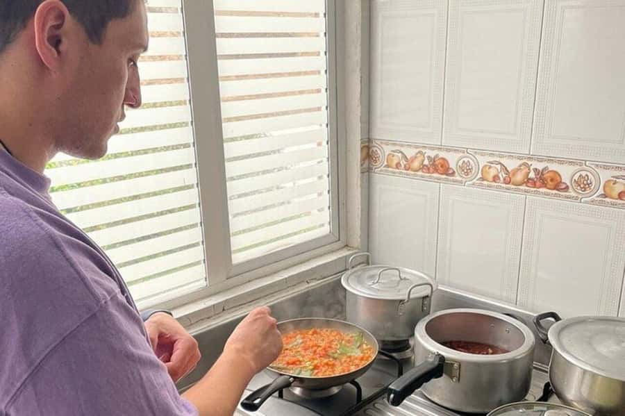 Bogotá: Colombian Cooking Class with Market Visit - Coffee, herbal infusion, or fruit juice