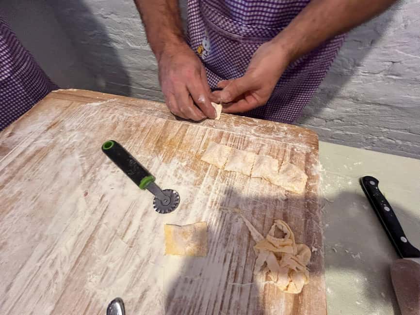 Bologna: Pasta Tagliatelle al Ragu Cooking Class with Wine - Getting to the apartment outside Bologna