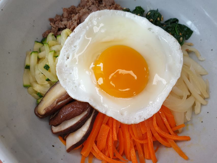 Busan: Small-Group Traditional Korean Food Cooking Class - Making bibimbap from separate ingredients
