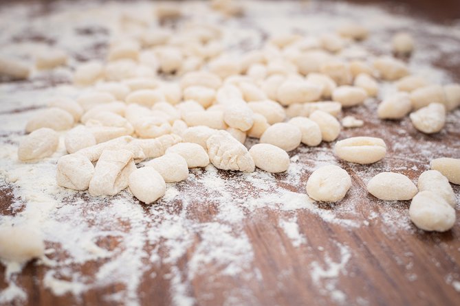 Cesarine: Small Group Market Tour & Cooking Class in Messina - Group size, language, and meeting details