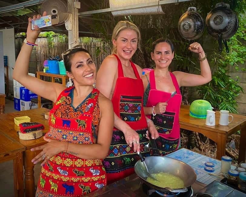 Chiang Mai: Cooking Class, Market & Thai Herbs Garden Tour - The mortar and pestle lesson
