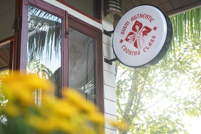 Chiang Mai Cooking Class - Siam Authentic Cooking Class - From Tha Phae Gate to a Thai kitchen