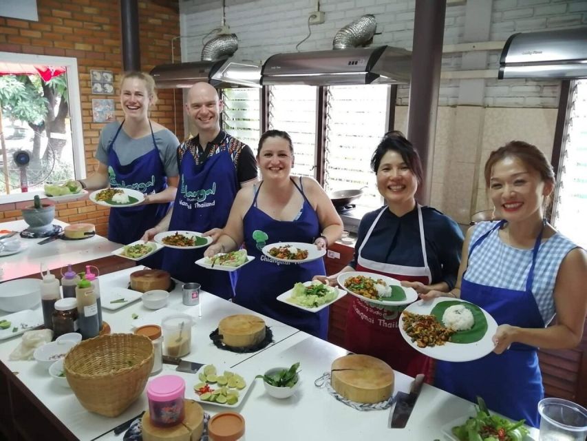 Chiang Mai: Evening Cooking Class and Local Market Visit - From hotel pickup to a Chiang Mai market