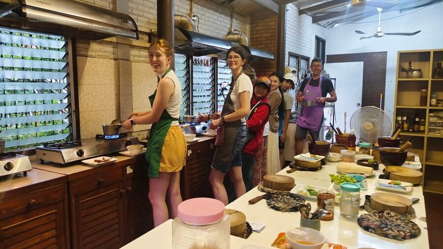 Chiang Mai: Morning Cooking Class with Market Visit - The morning starts at a Chiang Mai market