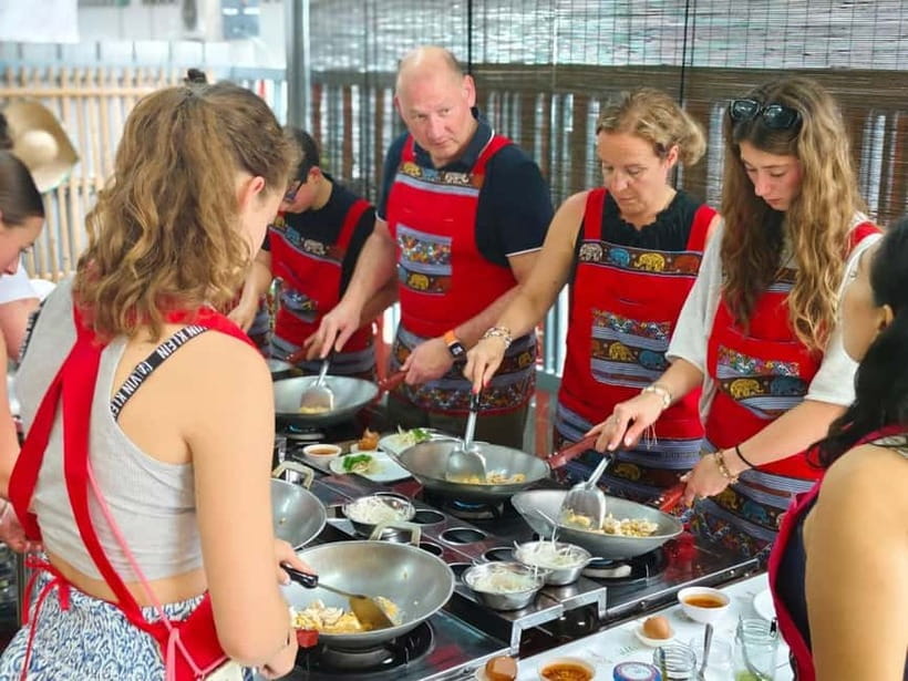 Chiang Mai: Traditional Thai Cooking Class with Market Tour - The guides make a real difference