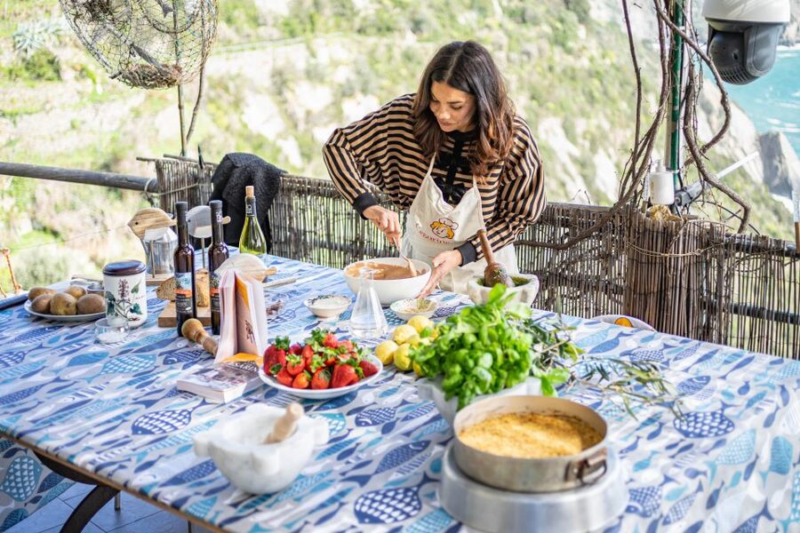 Cinque Terre: Gnocchi & Pesto cooking class with seaview - From work station to seaside table
