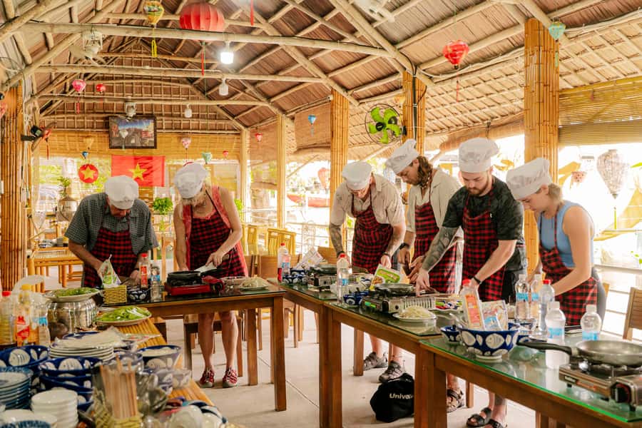COOKING CLASS & BASKET BOAT - Lantern making gives the tour a second craft activity