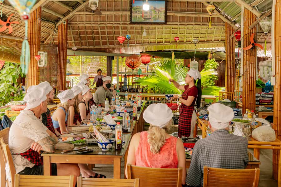 COOKING CLASS & BASKET BOAT - A lively ride with some room for chaos