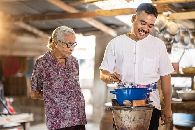 Cooking Class by Samui Native Instructor Geng and O Family - A Thai cooking class that starts at the market