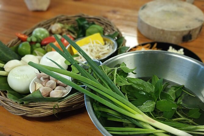 Cooking class in organic garden and local market tour ThaiCottage - Four dishes, several burners, one shared meal