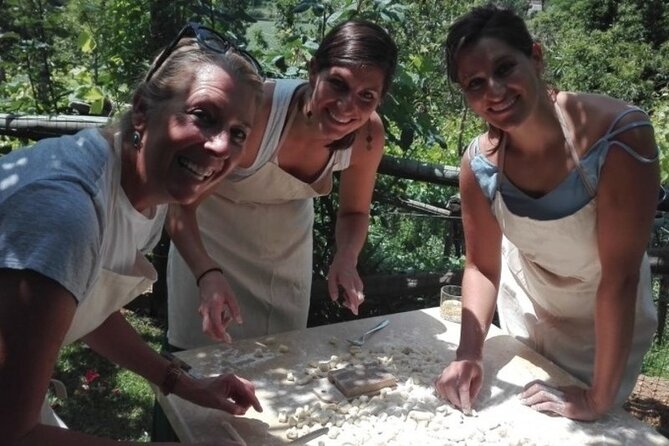 Cooking class: "Traditional dishes of the Mediterranean Diet" - Picking vegetables and eggs with Aniello