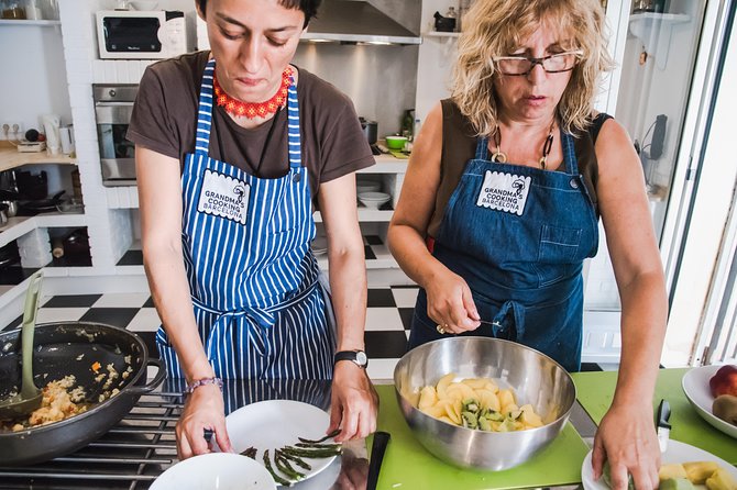 Cooking Class with Grandma. Groups & Corprative - Sitting down to eat what you made