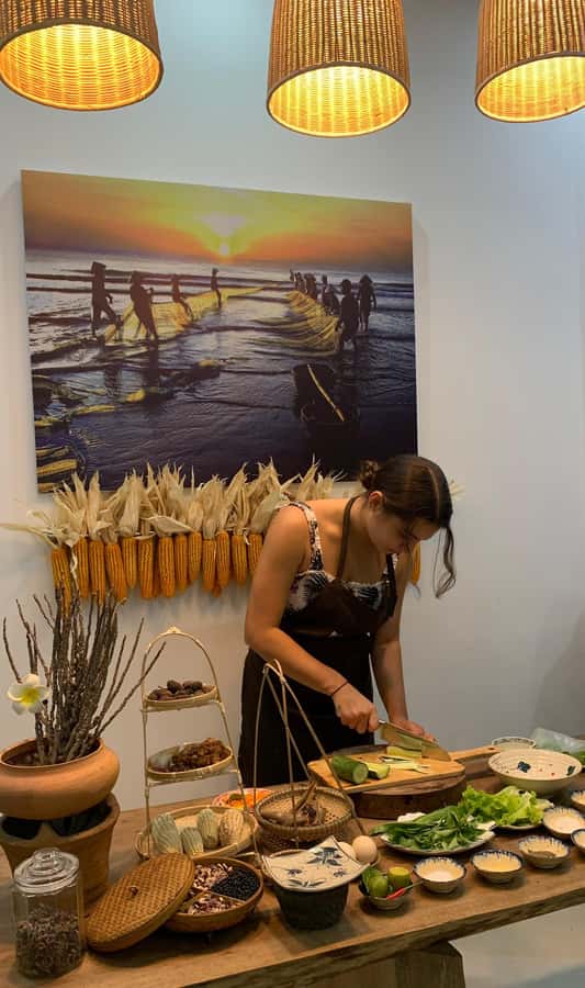 Da Nang: Vegetarian Cooking Class with Janny - Making and drinking passion fruit juice