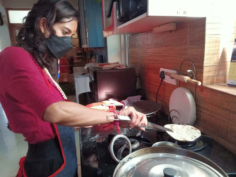 Delhi: AI Cooking Class and Much More in a Local Family Home - Seeing a Hindu shrine and learning about home life