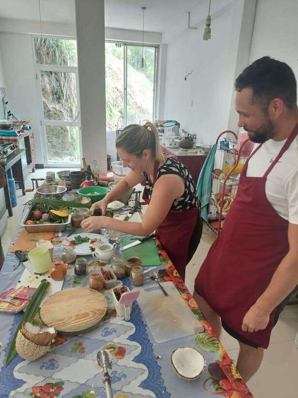 Ella: Sri Lankan Authentic Cooking expirience - Cracking coconuts and making the food by hand