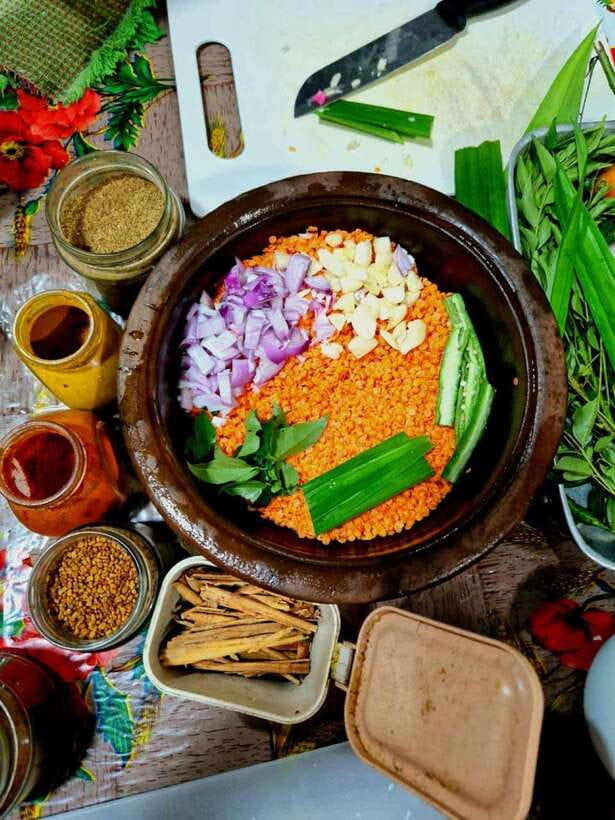 Ella: Sri Lankan Authentic Cooking expirience - Making coconut roti and eating with the group