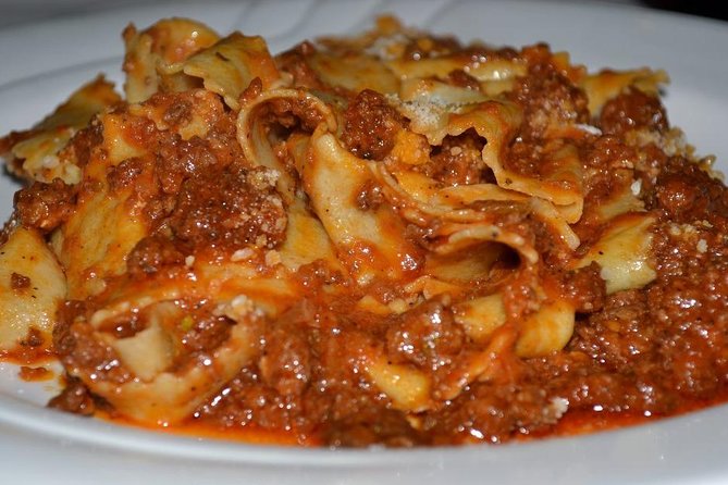 Exclusive Cooking Lessons in Tuscany with a Professional Chef - What makes the class feel personal