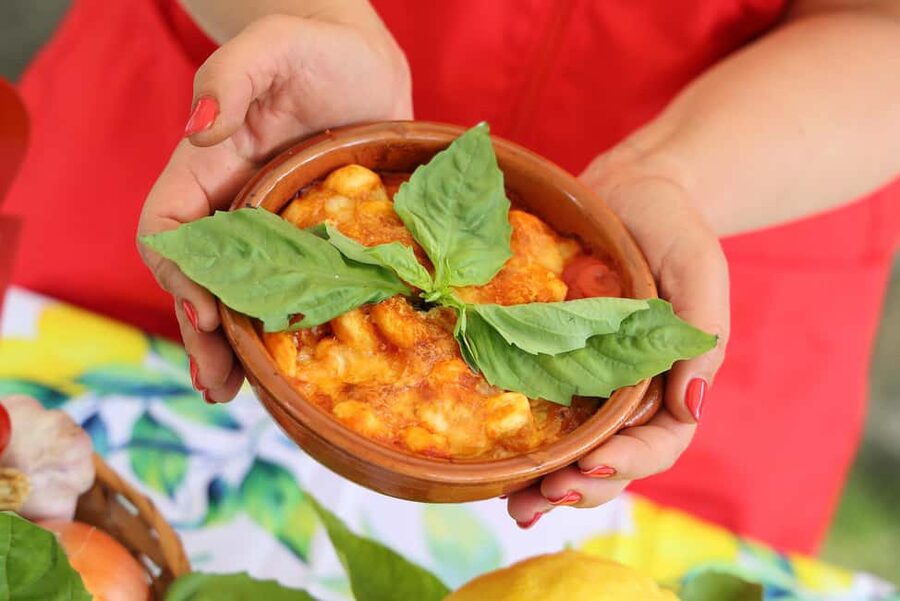 From Sorrento to Meta: cook with a local family and enjoy the garden!! - Sitting down to eat with the family