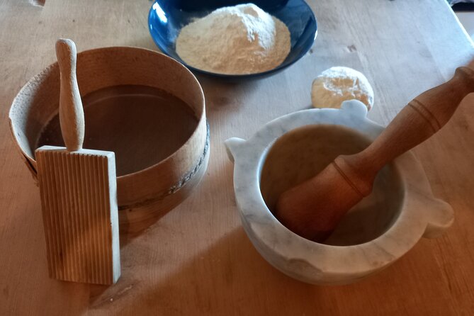 Genoese cooking lesson in the with lunch in the terrace - Making pesto with a mortar and pestle
