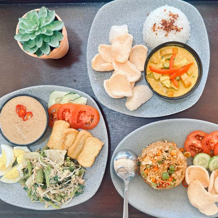 Gili air: Kaktus traditional cooking class - Grinding peanut sauce in a traditional cobek