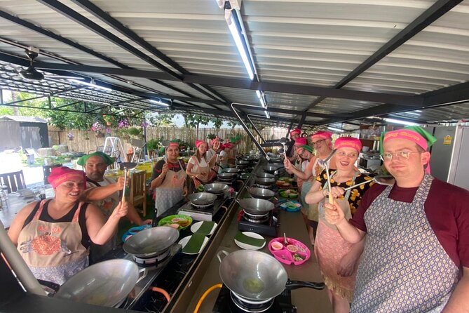 Half day Thai cooking Class + Market tour+Garden tour - The brief Banzaan Fresh Market stop