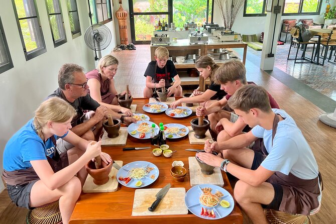 Half-Day Thai Cooking Class with organic ingredients - Timing, meeting point, and practical details