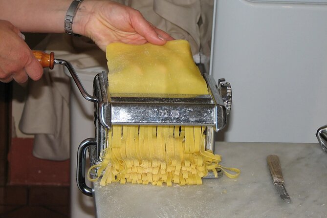Hands-on Experience Cooking Class in Home Kitchen in Cortona - Simonetta’s relaxed approach to cooking