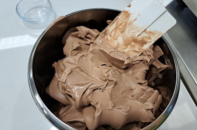 Hands On Pasta and Gelato Cooking Class in LUCCA - Comfort, group size, and the summer heat
