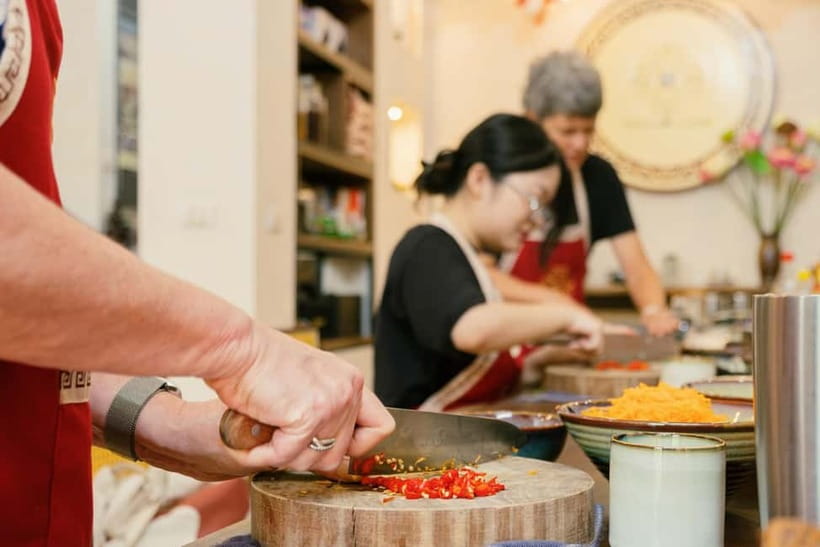 Hanoi Cooking Class: Market Tour, Free Recipe & Beverages - Eating in a local home or villa setting